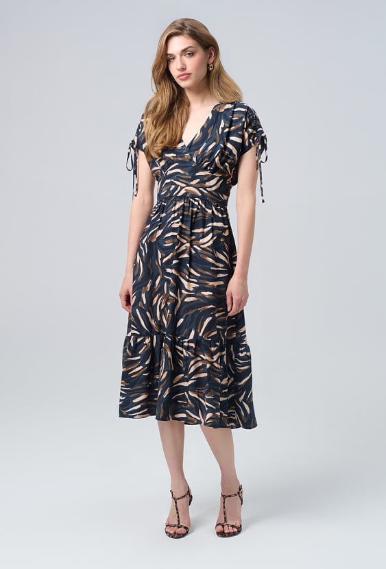 Sukienka w kwiaty z falbaną