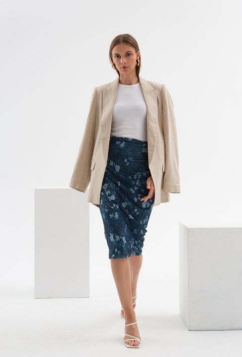 Ołówkowa spódnica midi.