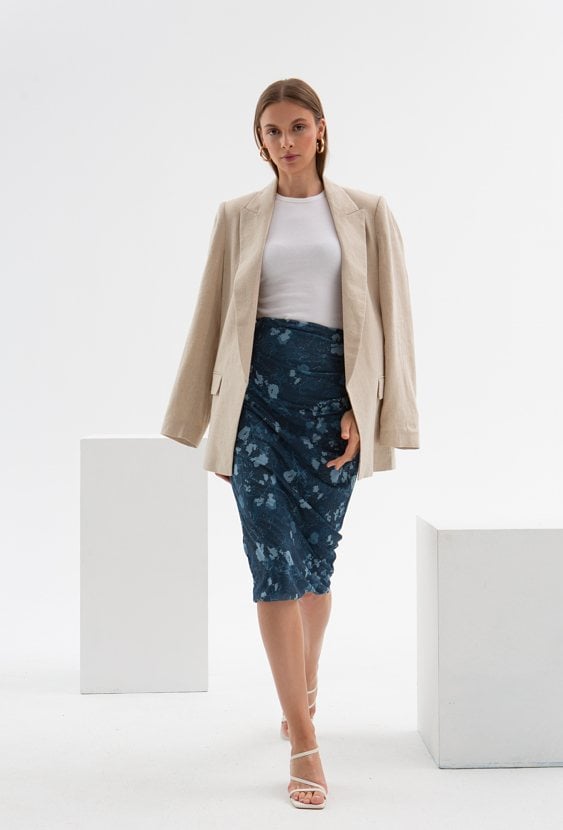 Ołówkowa spódnica midi.