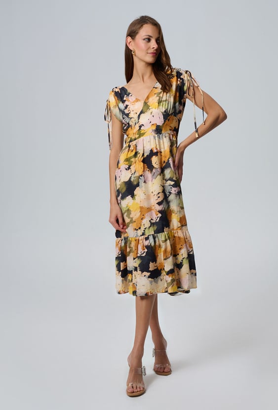 Sukienka w kwiaty z falbaną