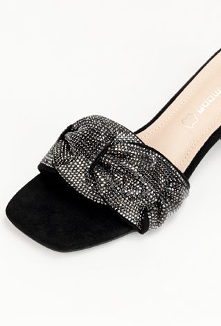 Klapki z ozdobnym paskiem