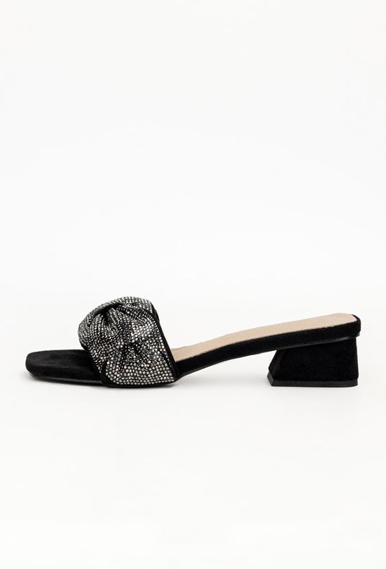 Klapki z ozdobnym paskiem