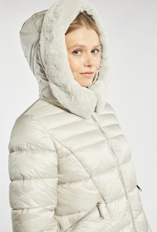 Pikowany płaszcz z kapturem