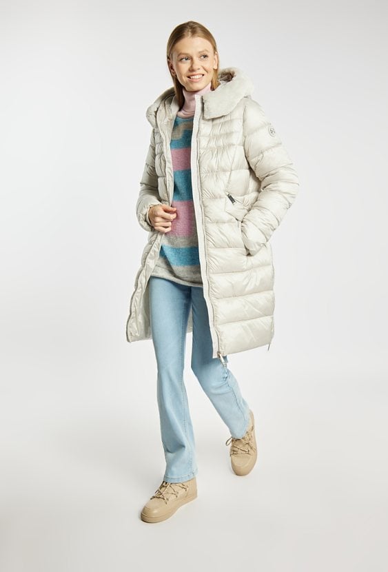 Pikowany płaszcz z kapturem