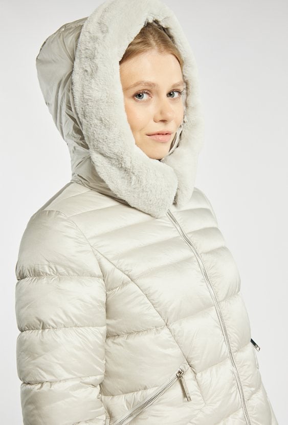 Pikowany płaszcz z kapturem