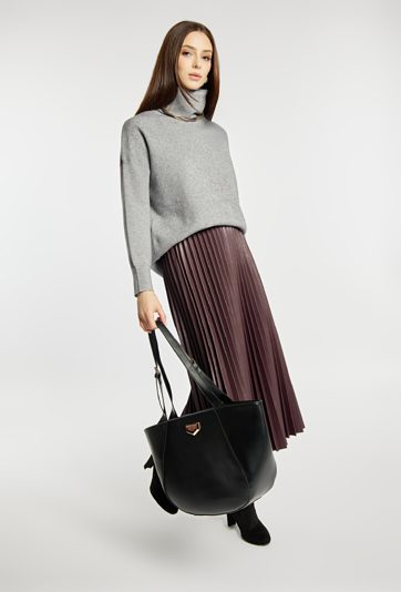 Sweter damski z luźnym golfem