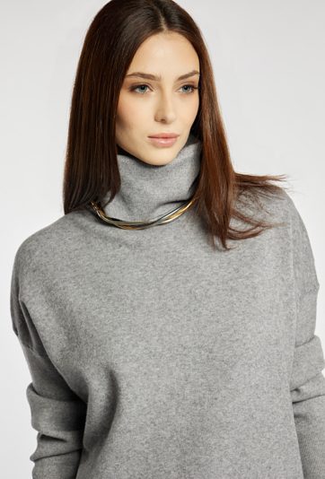 Sweter damski z luźnym golfem