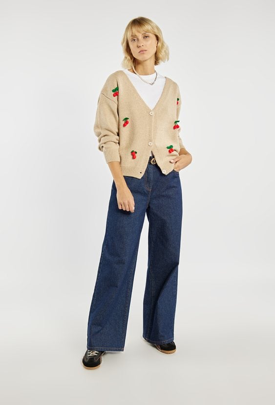 Sweter z haftowanym motywem wisienek