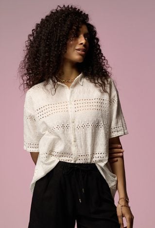 Koszula z ażurowym zdobieniem