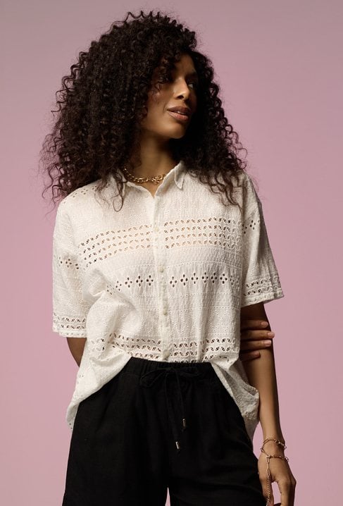 Koszula z ażurowym zdobieniem