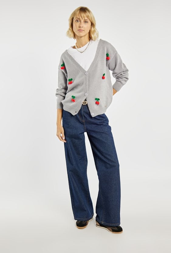 Sweter z haftowanym motywem wisienek