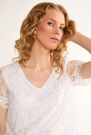 Dwuwarstwowa bluzka z ażurową narzutką