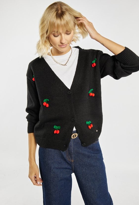 Sweter z haftowanym motywem wisienek