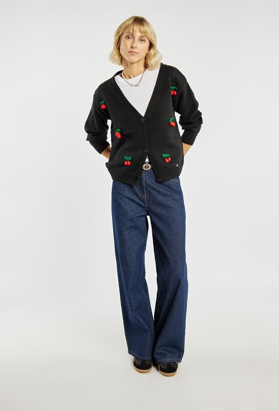 Sweter z haftowanym motywem wisienek