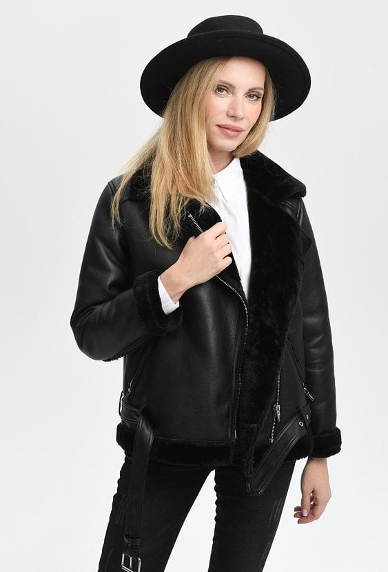 Czarny kożuch o kroju ramoneski