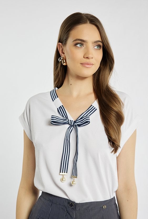Bluzka z ozdobnymi tasiemkami