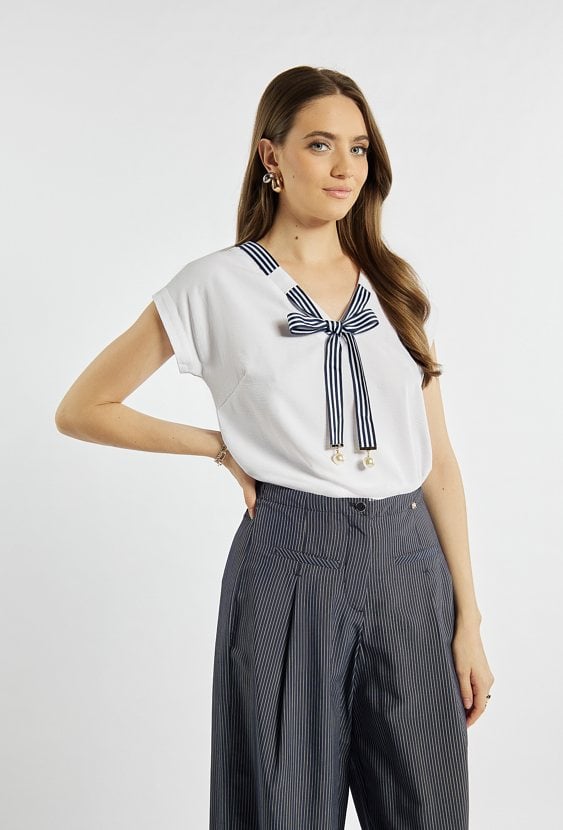 Bluzka z ozdobnymi tasiemkami