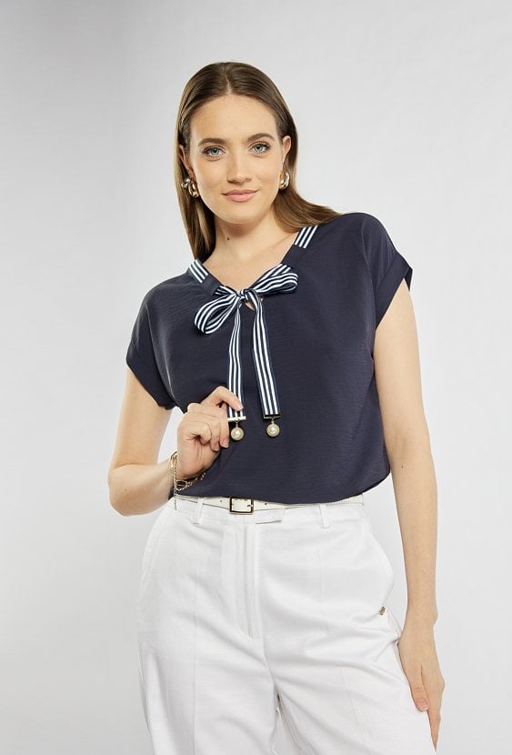 Bluzka z ozdobnymi tasiemkami