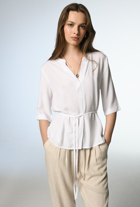 Biała bluzka z wiskozy z paseczkiem