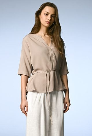 Beżowa bluzka z wiskozy z paseczkiem