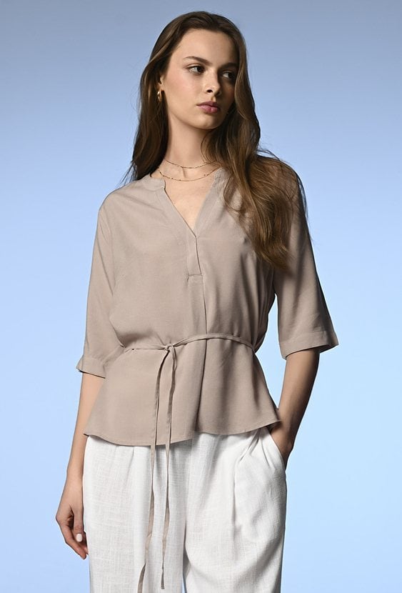 Beżowa bluzka z wiskozy z paseczkiem