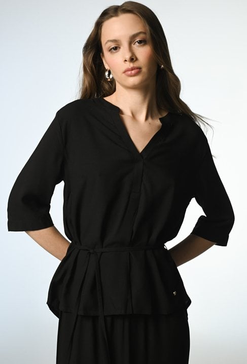 Czarna bluzka z wiskozy z paseczkiem