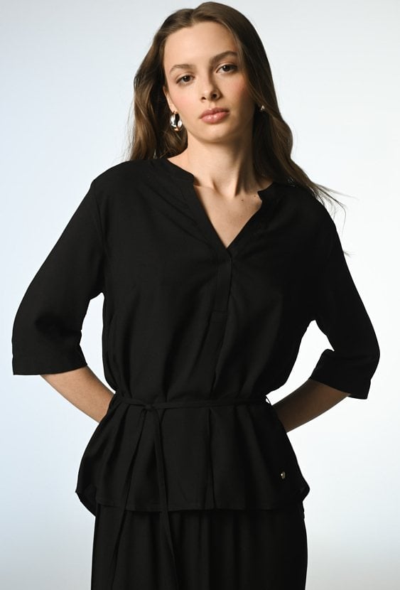 Czarna bluzka z wiskozy z paseczkiem