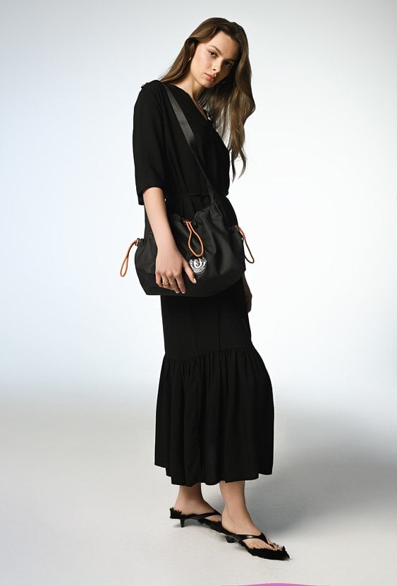 Czarna bluzka z wiskozy z paseczkiem