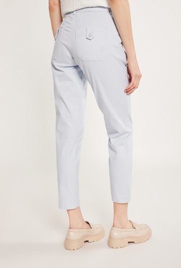 Materiałowe spodnie z kieszeniami