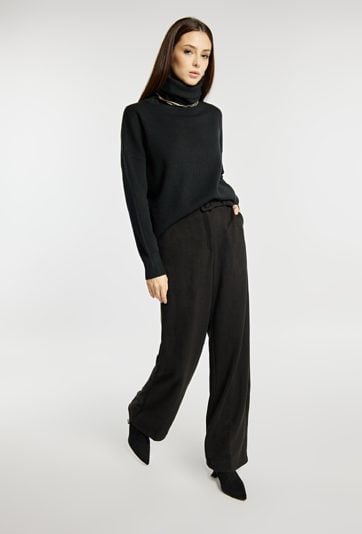 Sweter damski z luźnym golfem