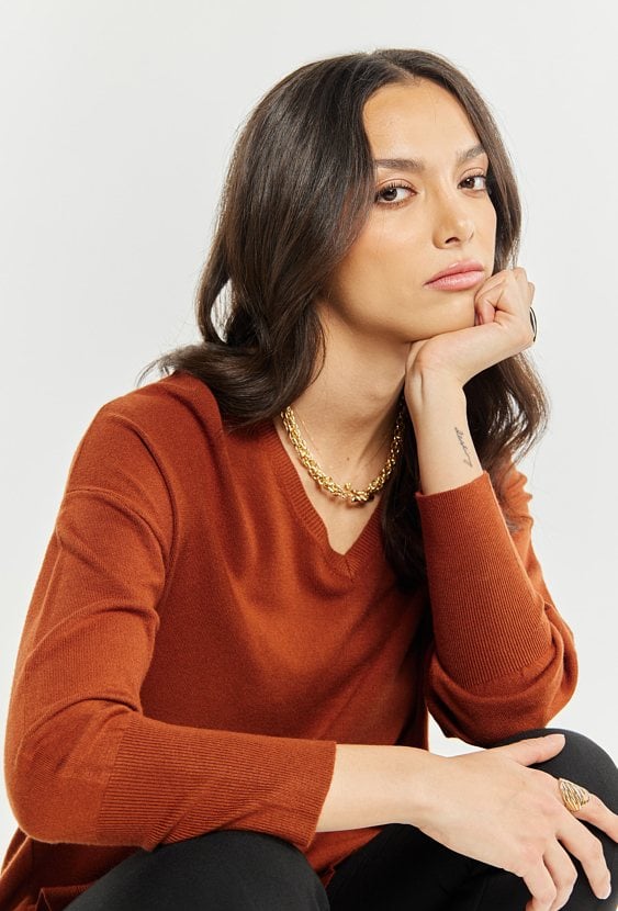 Sweter damski o luźnym fasonie