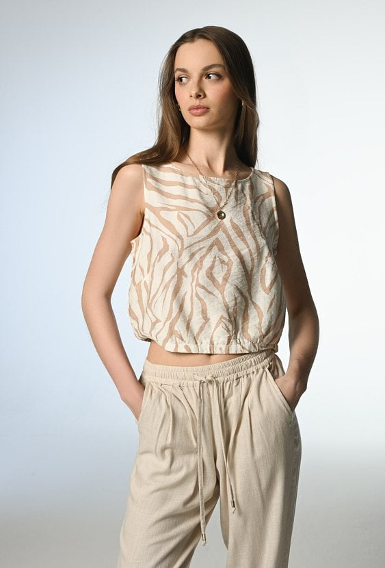 Bluzka o kroju typu croop-top