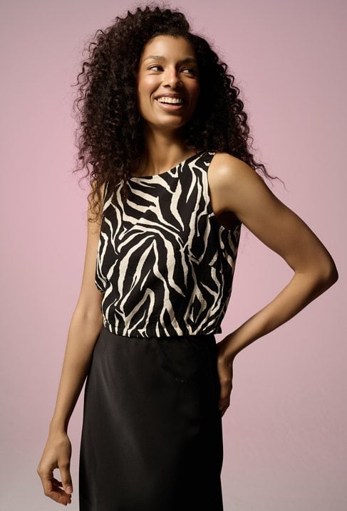 Bluzka o kroju typu croop-top