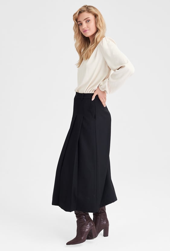 Spódnica w czarnym kolorze z lejącej tkaniny