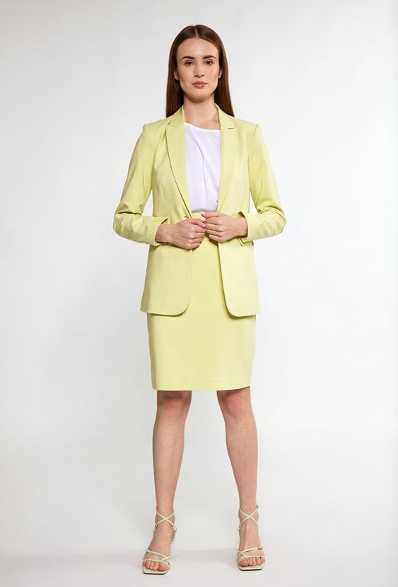 Ołówkowa spódnica z ozdobnym paskiem