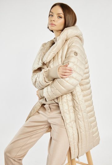 Kurtka z obszernym kołnierzem