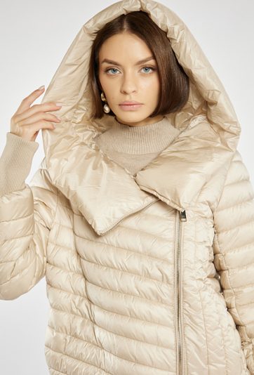 Kurtka z obszernym kołnierzem