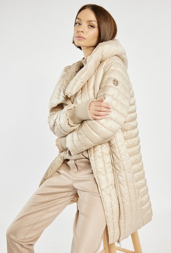 Kurtka z obszernym kołnierzem