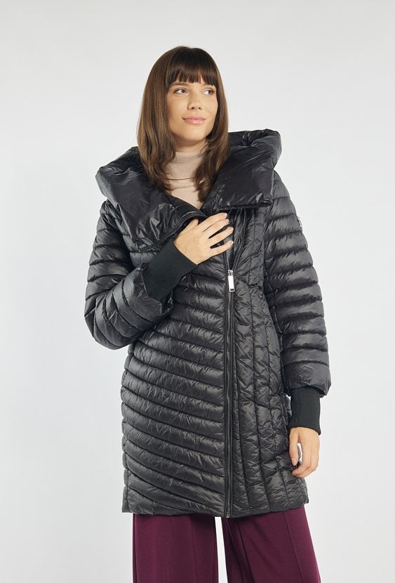 Kurtka z obszernym kołnierzem