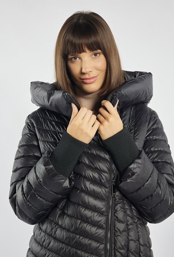 Kurtka z obszernym kołnierzem