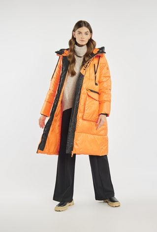 Płaszcz w pomarańczowym kolorze