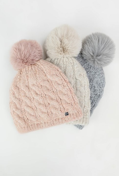 Czapka o warkoczowym splocie z pomponem