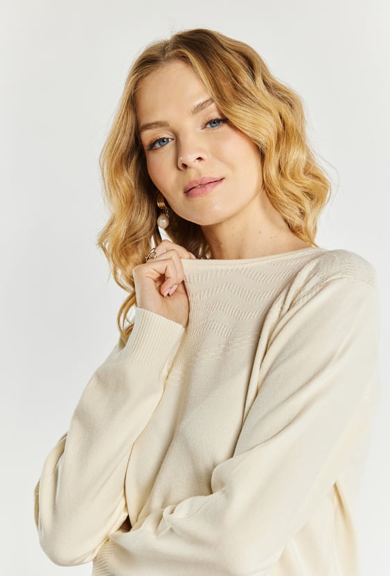 Sweter damski z delikatnym wzorem