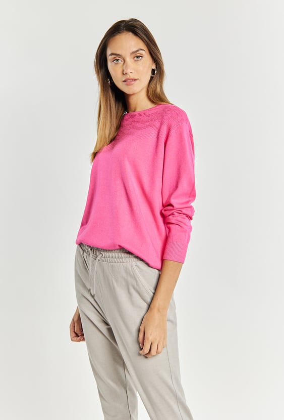 Sweter damski z delikatnym wzorem