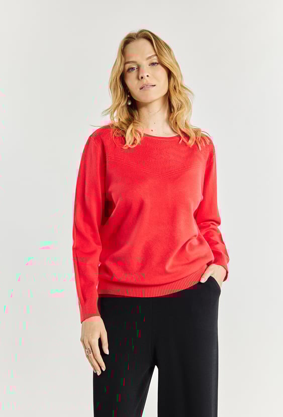 Sweter damski z delikatnym wzorem