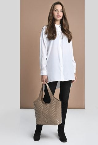 Biała koszula o dłuższym kroju