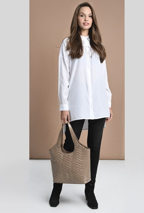 Biała koszula o dłuższym kroju