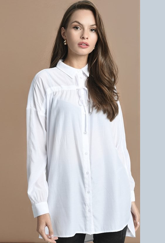 Biała koszula o dłuższym kroju