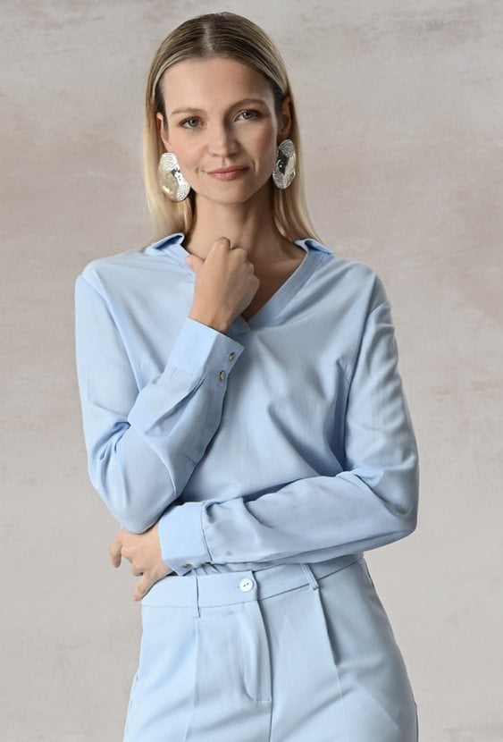 Gładka bluzka z dekoltem w v-nek