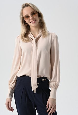 Beżowa koszula z ozdobną szarfą